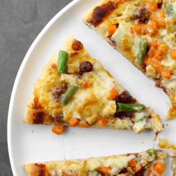 Thanksgiving leftovers pizza featured image