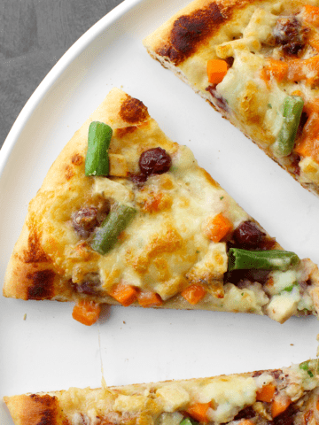 Thanksgiving leftovers pizza featured image