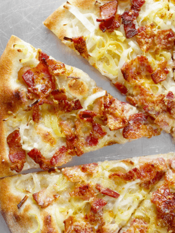 white pizza with bacon and leeks featured image