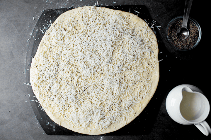Cacio e Pepe pizza process
