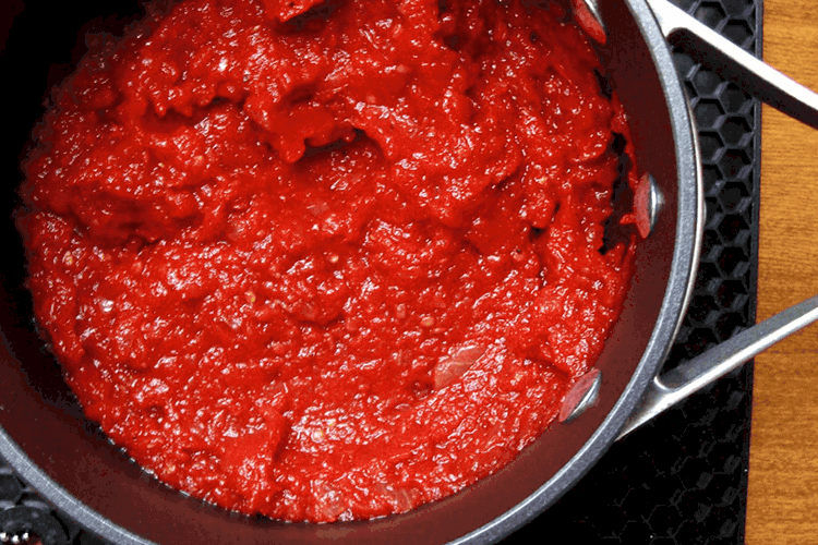 Slow-simmered pizza sauce