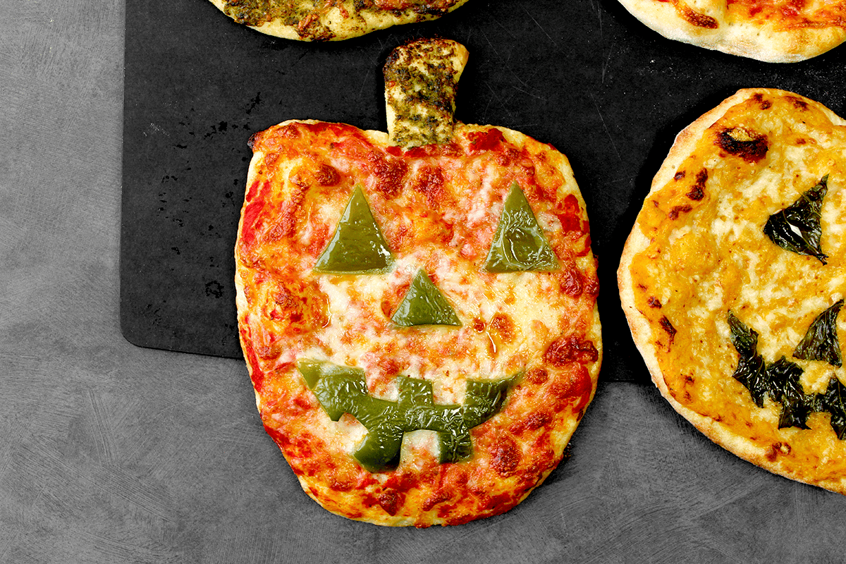 jack-o-lantern pizza with green bell pepper face